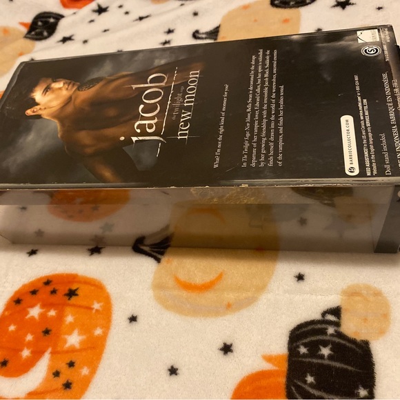 Pink Label Jacob New Moon Twilight Barbie - Picture 6 of 6